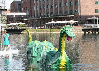 Nessie taucht im Duisburger Innenhafen auf