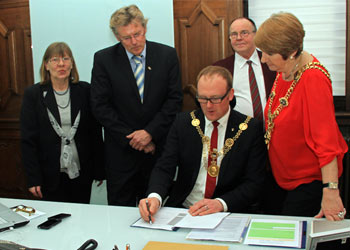 v.l.n.r: Lily Clark, Robert Tonks, OB Sören Link, Bob Clark, Lord Mayor Lynne Stagg v.l.n.r: Lily Clark, Robert Tonks, OB Sören Link, Bob Clark, Lord Mayor Lynne Stagg
